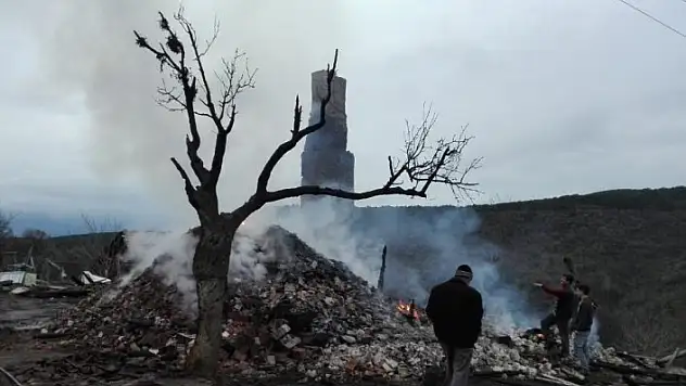 Yangında evi yanan aileye Kızılay'dan yardım eli