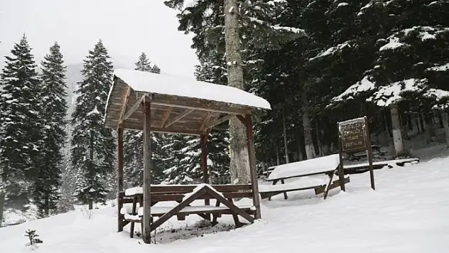 Yaralıgöz Dağı beyaz örtüsüyle görsel şölen sunuyor