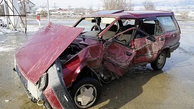 Cip ile otomobil çarpıştı: 2'si çocuk 3 yaralı