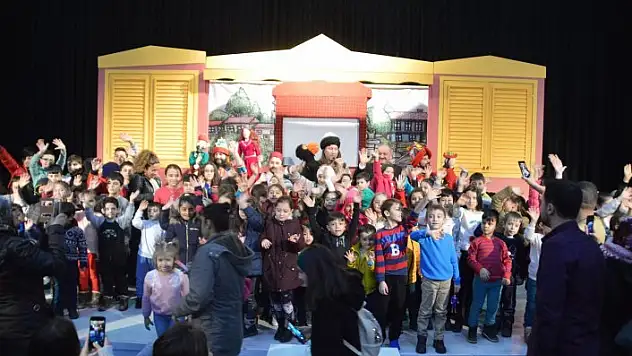 'Hapşıran Gölge' tiyatro oyununa yoğun ilgi!