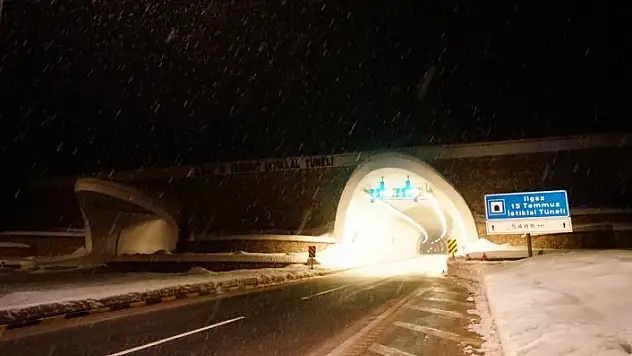 Ilgaz 15 Temmuz İstiklal Tüneli mevkiinde kar yağışı etkili oluyor