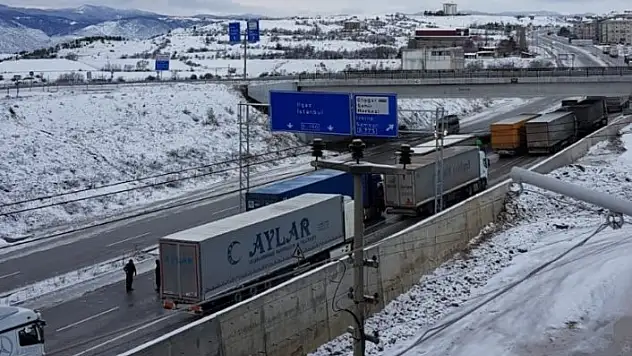 Kastamonu D-100'de buzlanma sonrası tırlar yolda kaldı