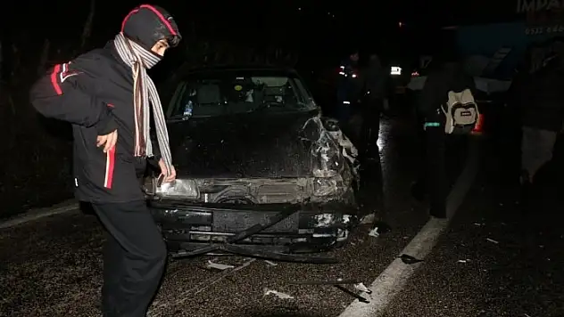 Cide'de kamyon ile otomobil çarpıştı: 1 yaralı