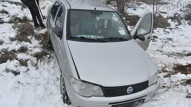 Kastamonu'da siste kontrolden çıkan otomobil tarlaya uçtu: 3 yaralı