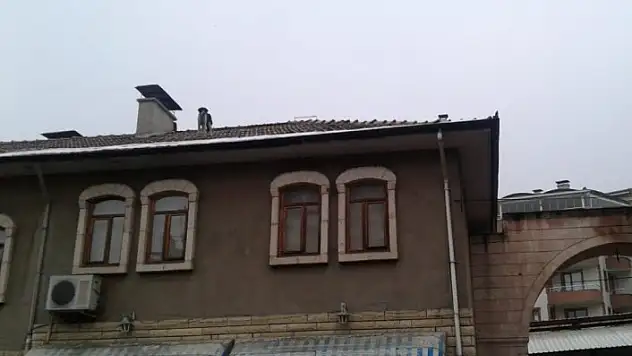 Mahsur kaldığı çatıda havlayarak yardım isteyen köpeği itfaiye kurtardı