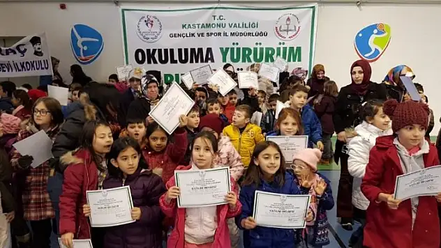 'Okuluma Yürürüm Sporumla Büyürüm' projesinde belgeler dağıtıldı