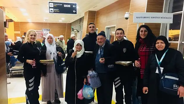 Polis, umreden dönen vatandaşları lokum ve gül suyu ile karşıladı