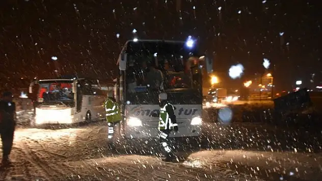 Tosya D-100 karayolu yoğun kar yağışı nedeniyle trafiğe kapatıldı