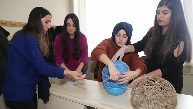 Üniversiteli öğrenciler örnek projelerle sosyal çalışmaya imza attı