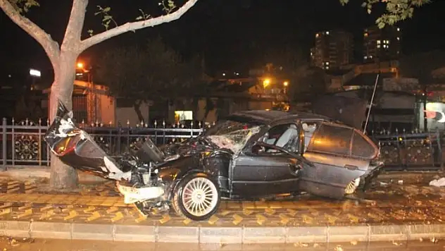 Ağaca çarparak hurdaya dönen aracın kaza anı kamerada!