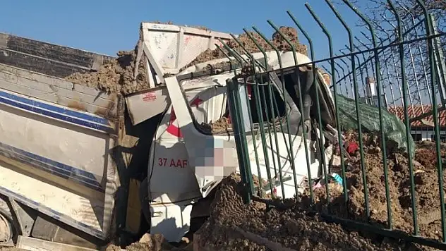 Freni patlayan hafriyat kamyonu, türbenin duvarına çarptı