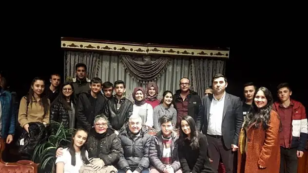 Hanönü Lisesi tiyatro ekibi, usta tiyatrocuları izledi