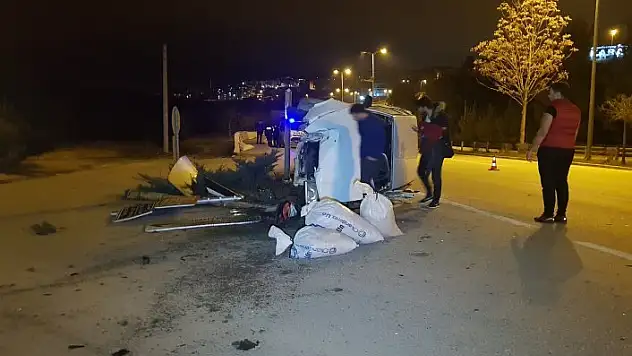 Kaldırıma çarpan otomobil takla attı: 2 yaralı
