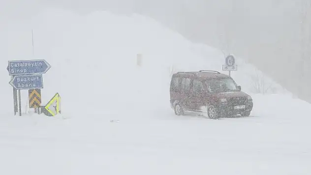 Kastamonu'nun yüksek kesimlerinde yoğun kar yağışı etkili oluyor