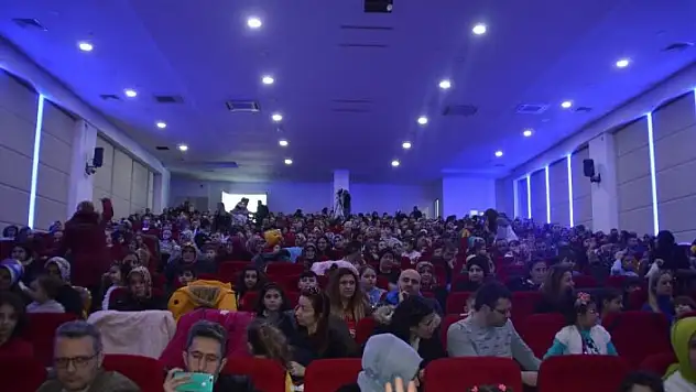 Kastamonu'da çocuklar aileleriyle birlikte tiyatronun tadını çıkarıyor