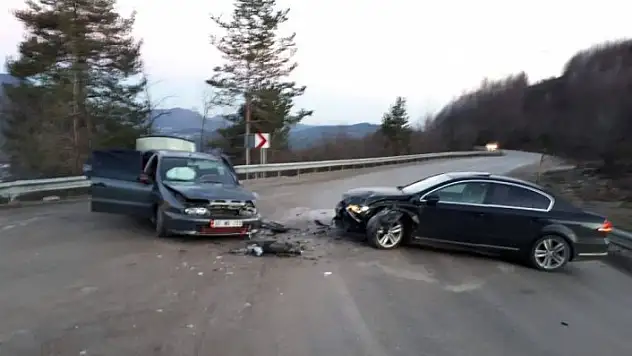 Kastamonu'da iki otomobil kafa kafaya çarpıştı