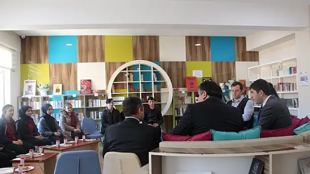 Kaymakam Kayabaşı gençlerle buluşuyor: &quotÇay, kitap muhabbet&quot