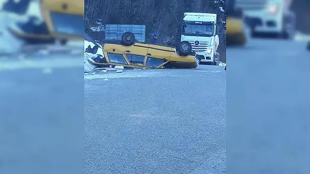 Takla atan otomobilde üç kişi yaralandı