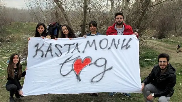 Atık yemekleri toplayıp sahipsiz hayvanları besliyorlar