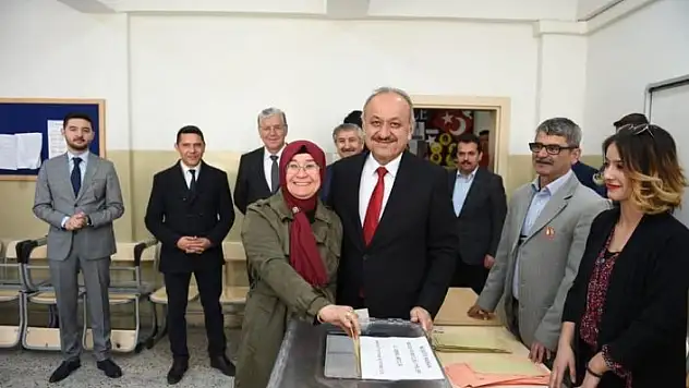 Belediye Başkan Adayı Tahsin Babaş, oyunu kullandı