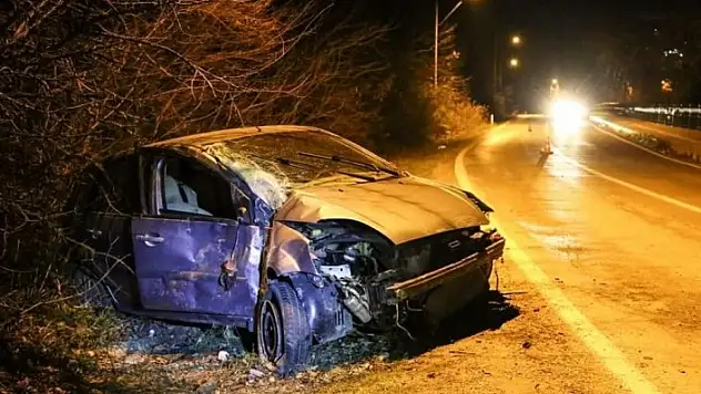 Beton direğe çarpan sürücü ağır yaralandı