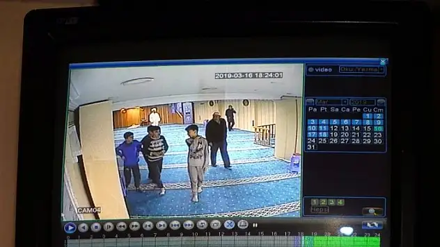 Camilere yapılan saldırıya üzülen öğrenciler, namaz kıldıkları camiyi temizlediler