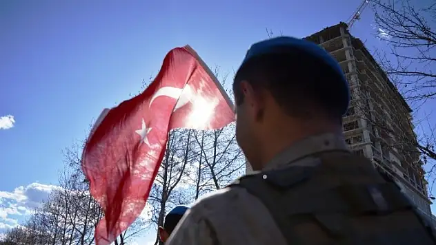 Çanakkale şehitleri için 50 metrelik Türk bayrağı ile yürüyüş