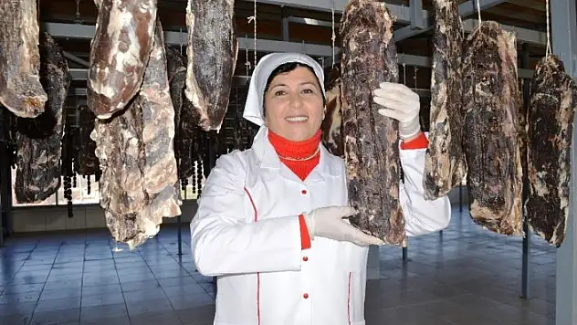 Gelin geldiği evde tanıştığı Kastamonu pastırmasını 27 yıldır elleriyle üretiyor