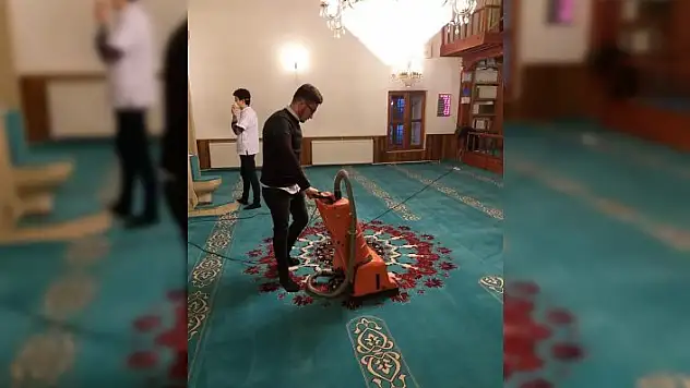 Kastamonu Ülkü Ocaklarından cami temizliği