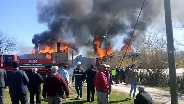 Kastamonu'da çıkan yangında iki ev kullanılamaz hale geldi
