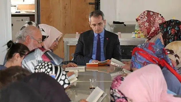Kaymakam Deniz Pişkin, tekstil çalışanları ile birlikte kitap okudu
