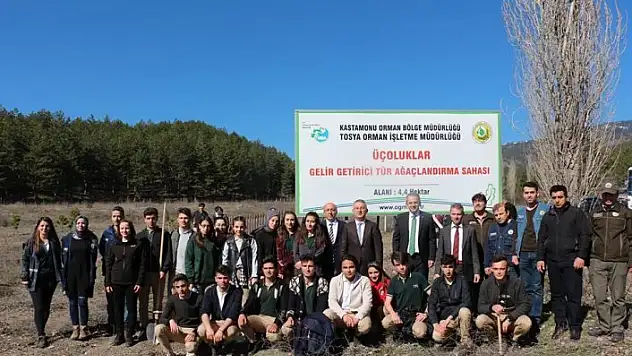 Kaymakam Pişkin, öğrencilerle fidan dikti