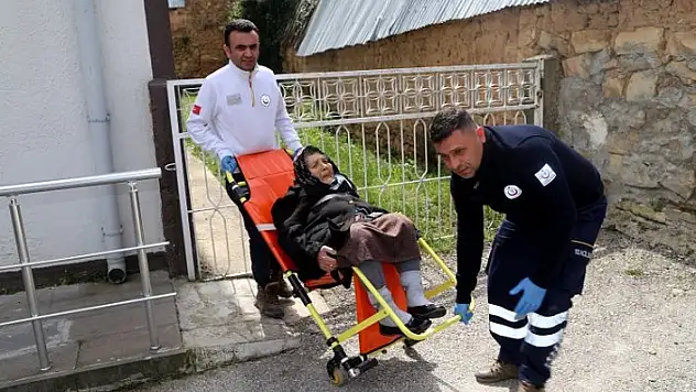 Oy kullanmaya ambulansla götürüldüler