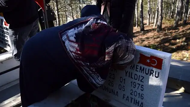 Şehit oğlunun mezarı başına gelen anne gözyaşlarına hakim olamadı