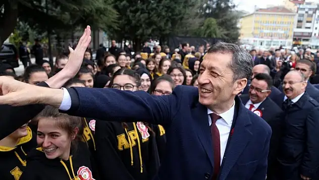 Bakan Selçuk'un öğrencilerle gülümseten diyaloğu