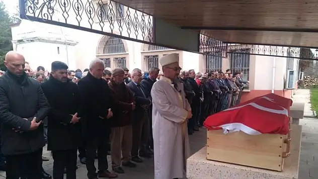 Kalp krizi geçirerek hayatını kaybeden öğretmen toprağa verildi