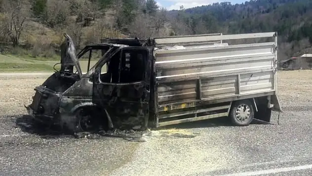 Kastamonu'da seyir halindeki kamyonet alev aldı