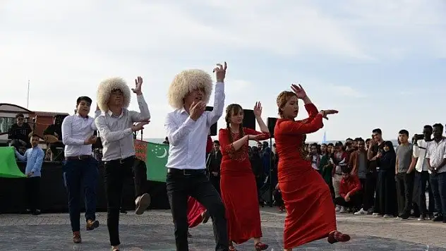 KÜ'de Türkçe öğrenen yabancı öğrenciler için mezuniyet töreni