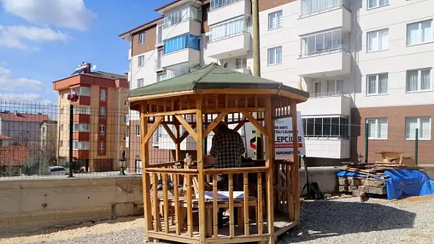 Mesleğini sokaktaki kameriyede sürdürüyor