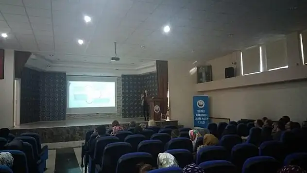 Öğrenci velilerine sosyal medya kullanımı ve zararları anlatıldı