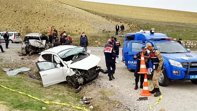 Seyir halinde nişanlısıyla tartışan sürücü, felakete yol açtı: 2 ölü