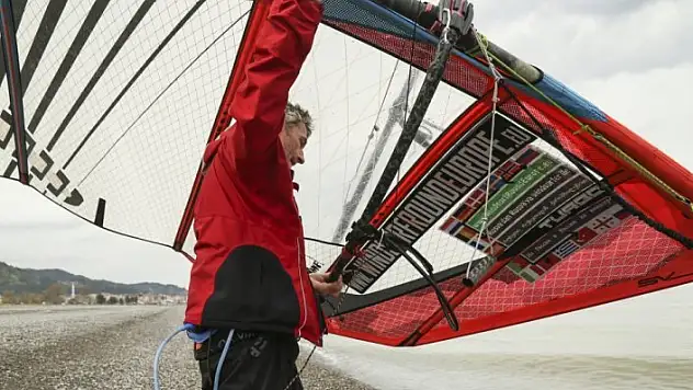 Sörf tahtasıyla dünyayı geziyor