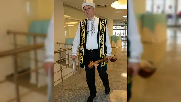 Ülke ülke gezip Türk dünyası müziğini tanıtıyor