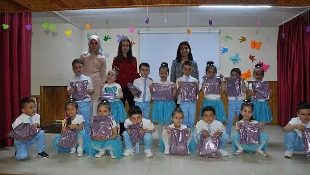 Ana sınıfı öğrencilerinden Anneler Günü programı