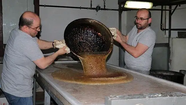 İftarla sahur arasında 'çekme helva' mesaisi