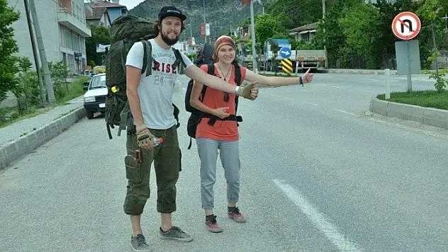 İngiliz çift otostopla dünyayı geziyor