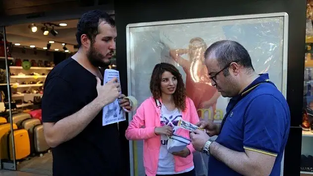 Sokak sokak gezerek kaybolan köpeğini arıyor