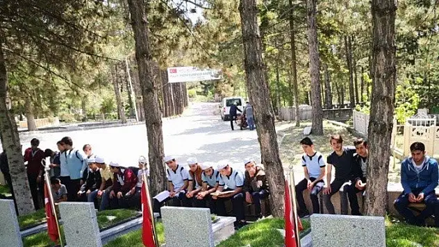 Tosya İmam Hatip Lisesi öğrencilerinden şehitlik ziyareti