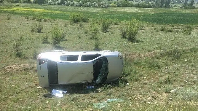 Tosya'da otomobil tarlaya uçtu: 2 yaralı