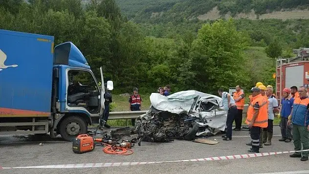 Feci kaza! Kamyon ile otomobil çarpıştı: 2 ölü, 1 yaralı